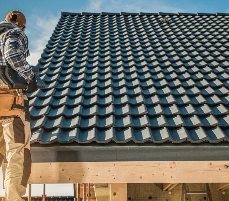 tile-roofing-worker