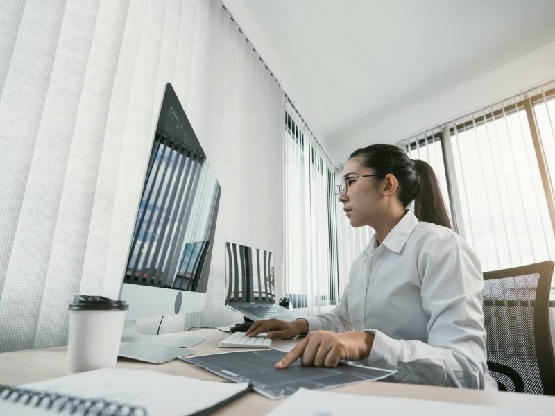 woman-asian-software